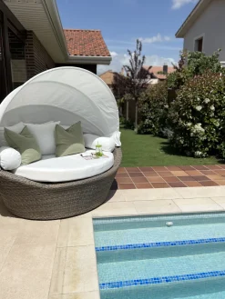 Ulkokalusteet<Beliani Aurinkovuode Polyrottinki Vaaleanruskea Sylt