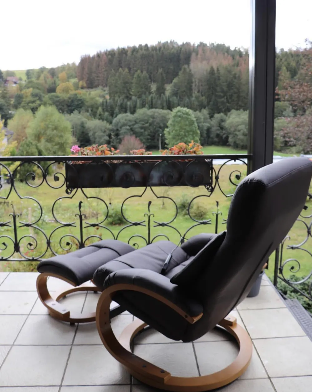 Nojatuolit<Beliani Hierontatuoli Jalkatuella Keinonahka Tummanruskea Force