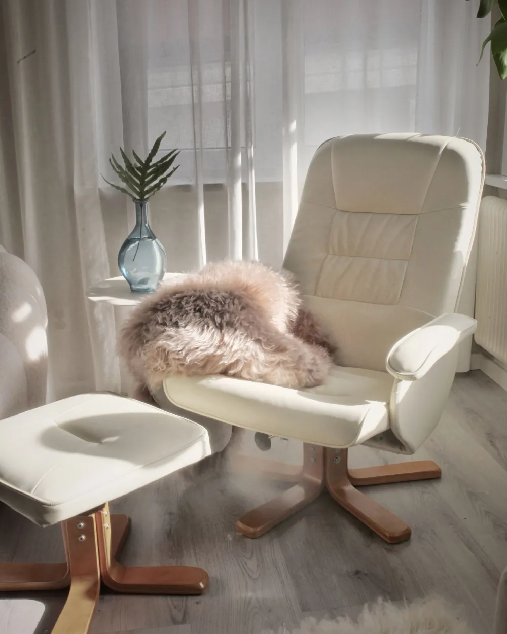 Best Sale Beliani Hierontatuoli Jalkatuella Keinonahka Kermanvalkoinen Relaxpro