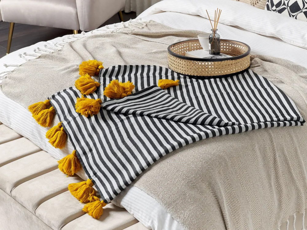 Tekstiilit<Beliani Huopa Musta/Valkoinen 130 X 170 Cm Sunwal