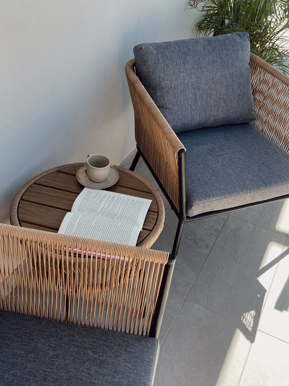 Ulkokalusteet<Beliani 2-Istuttava Bistrosetti Polyrottinki Vaaleanruskea Gargano