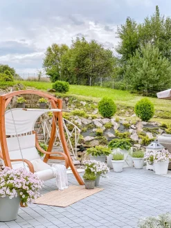 Sale Beliani 2-Istuttava Puutarhakeinu Lehtikuusi Vaalea Puu/Valkoinen Aprilia