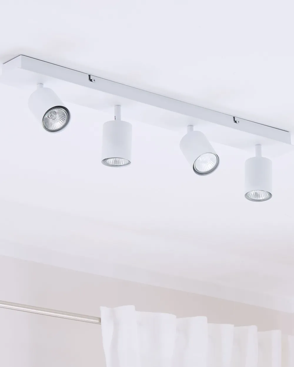 Shop Beliani Kattovalaisin 4 Polttimoa Metalli Valkoinen Tigris