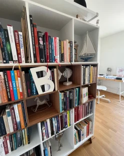 Säilytys<Beliani Kirjahylly 17 Hyllya Valkoinen/Tumma Puu Alloa