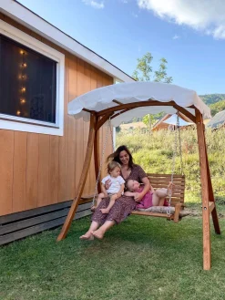 Ulkokalusteet<Beliani Puinen Pihakeinu Katoksella Beige Andria