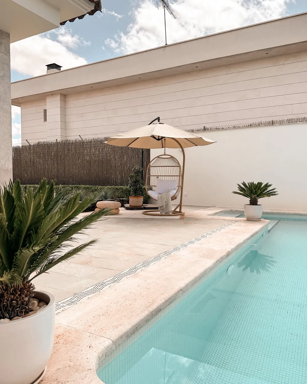 Nojatuolit<Beliani Riipputuoli Jalustalla Polyrottinki Luonnonvari Alba