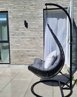 Ulkokalusteet<Beliani Riipputuoli Jalustalla Polyrottinki Musta Atri