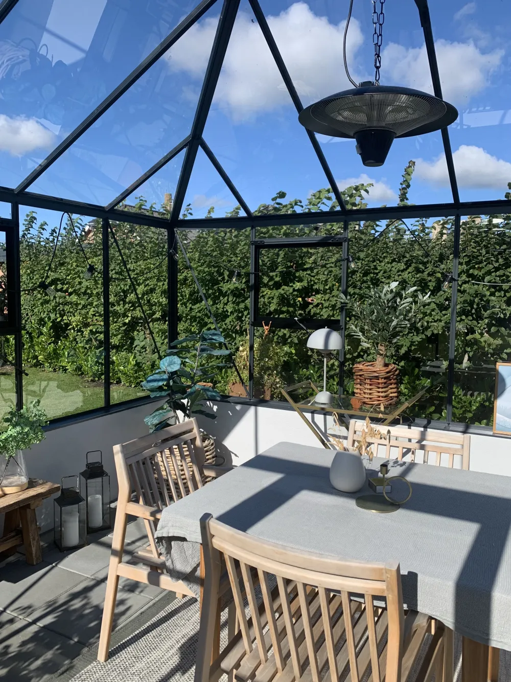 Säilytys<Beliani Tarjoiluvaunu Lasitasolla Rauta Kirkas/Kulta Ivera