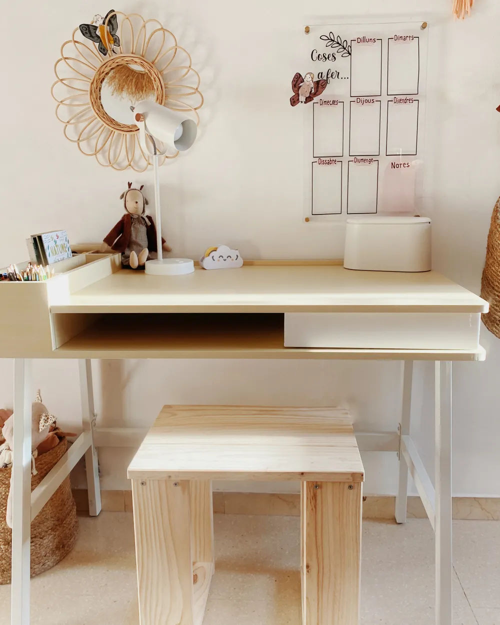 Lastenhuone<Beliani Tyopoyta Laatikko Hylly Vaalea Puu/Valkoinen 100 X 55 Cm Paramaribo