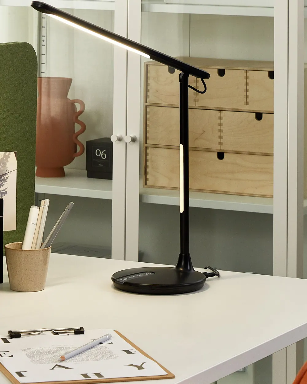 Säilytys<Beliani Vitriinikaappi Teras 2 Ovea 3 Hyllya Valkoinen Nash